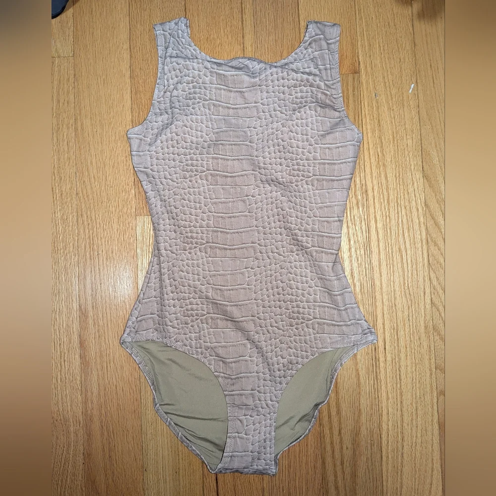 B5. NWT SKIMS SIGNATURE SWIM HIGH NECK ONE PIECE IN DUNE CROCODILE PRINT